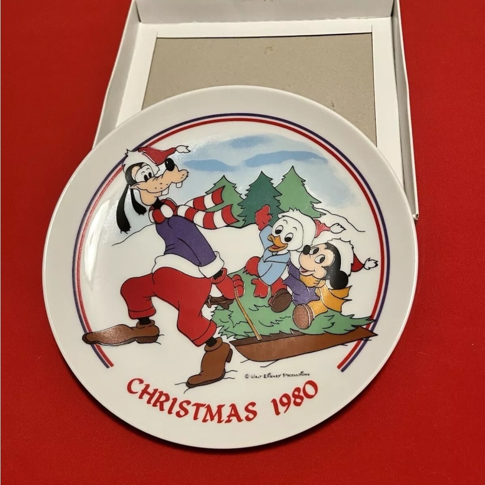 Vintage Disney Christmas Collector Plates - Picture 6 of 9